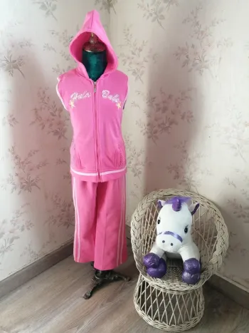 Ensemble de jogging veste manches courtes à capuche et pantalon rose / sans marque / (8ans)