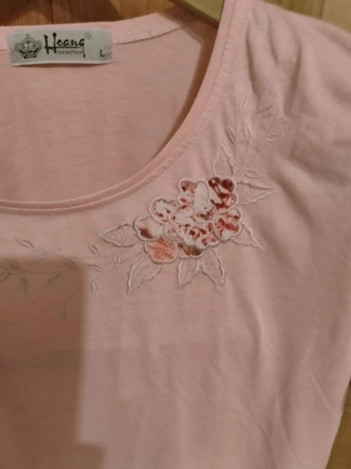 Haut rose pâle avec broderie florale - photo numéro 3