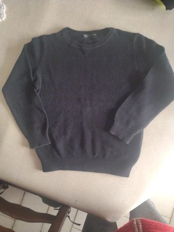 Pull noir Tex col arrondi. Taille 6/7 ans