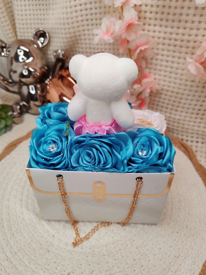 Box fleurale avec rose en satin - photo numéro 7