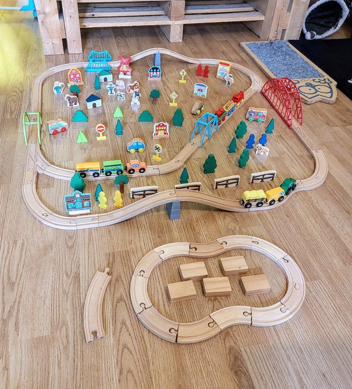 Lot complet de circuits, chemin de fer en bois, trains, voitures etc
