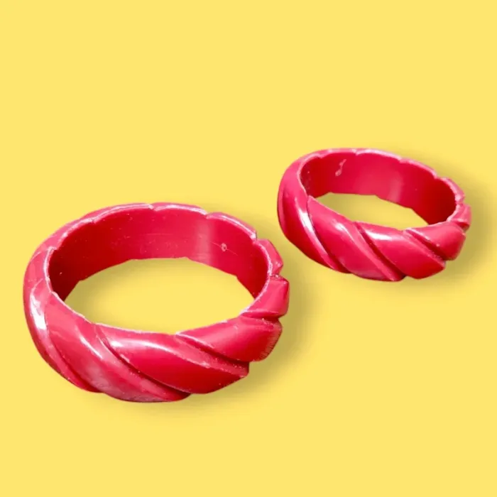 Lot 2 anciens bracelets ,plastique dur, bakélite ? AD