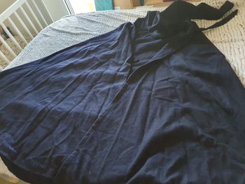 Cape longue en laine bleu marine brodée