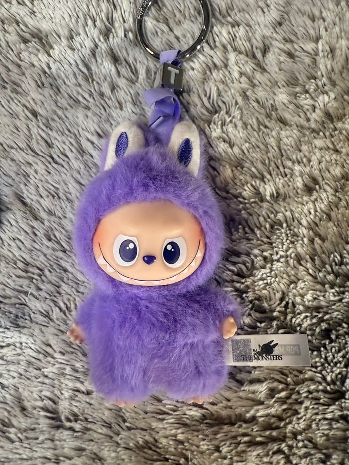 Labubu pin for love lettre T - photo numéro 2