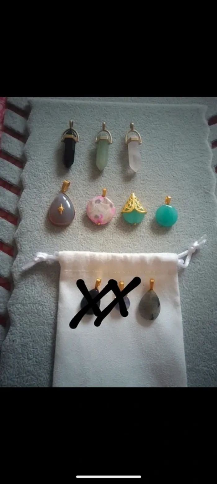 Lot de 8 pendentifs en pierres naturelles