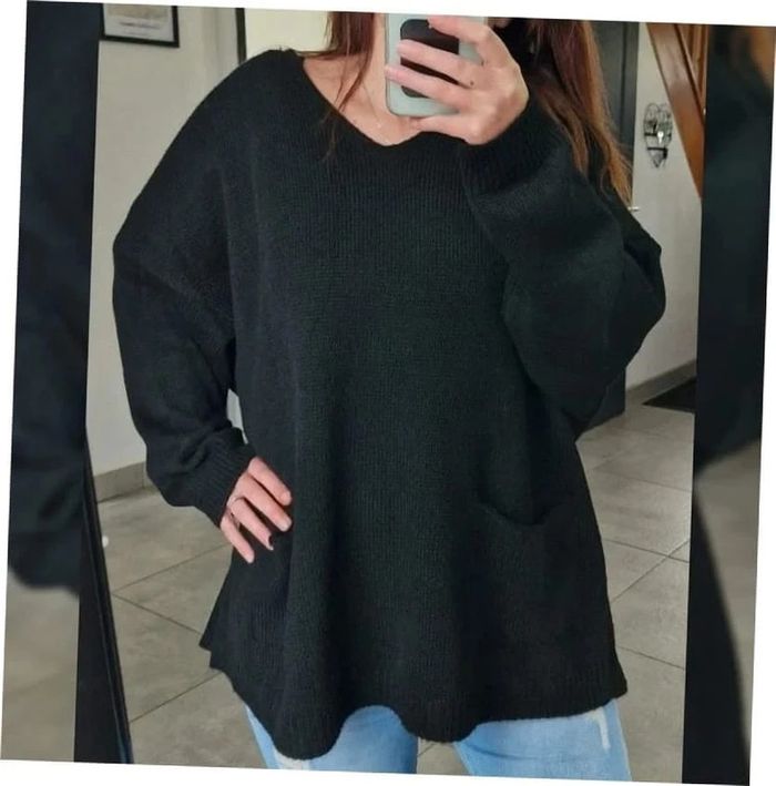 Pull col v noir avec poches curvy