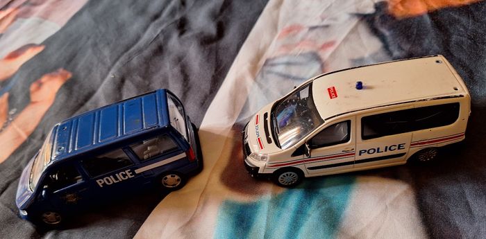 Lot de 4 petites voitures + 2 fourgons de Police - photo numéro 4