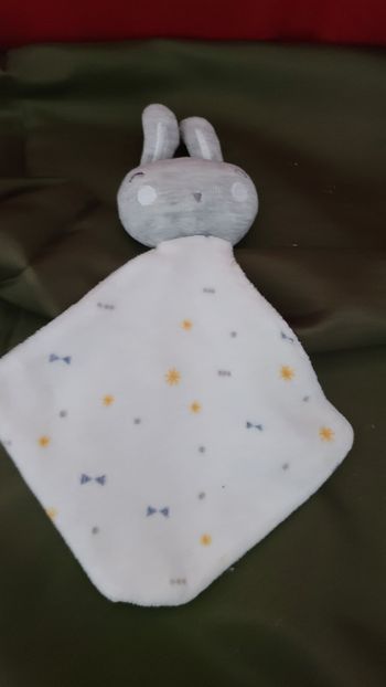 Doudou Plat Lapin Tao Tape A L'oeil Blanc Gris Jaune Etoiles