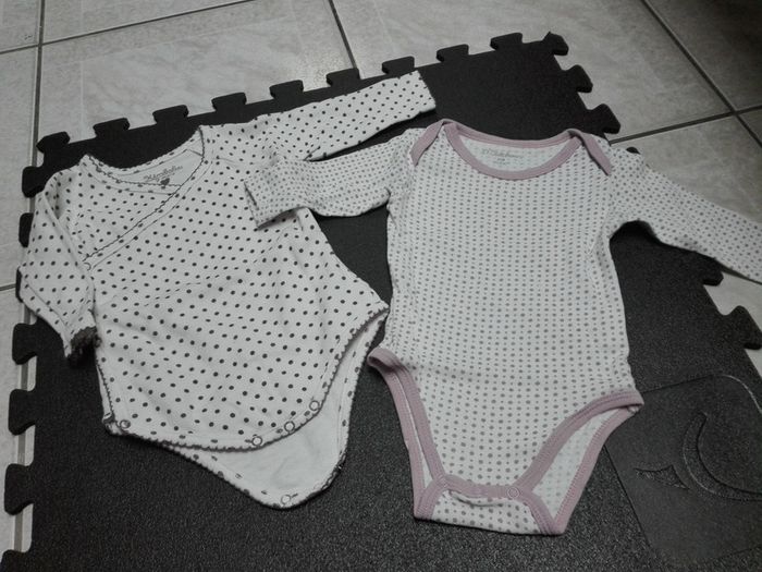 2 bodys à pois manches longues