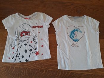 Lot de 2 tee shirt  6 ans , Miraculous  et Disney