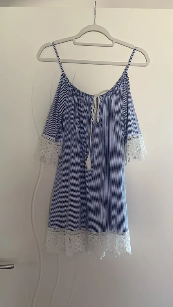 Haut bleu rayure épaule dénudé