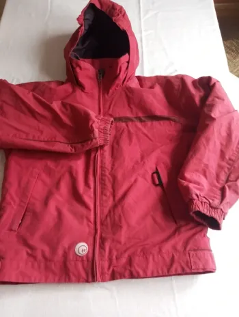 Blouson de marque Decathlon et de taille 10 ans