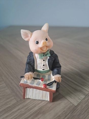 Figurine cochon musicien