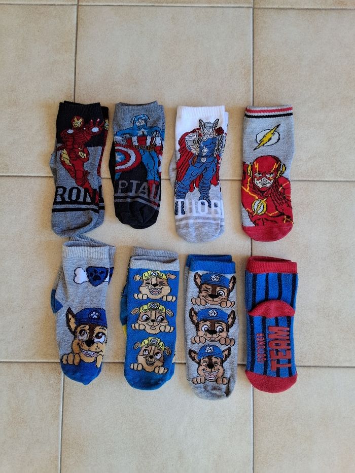 Lot de 6 paires de chaussettes Marvel et chaussettes anti-dérapantes Isotoner T23/26, Parfait état