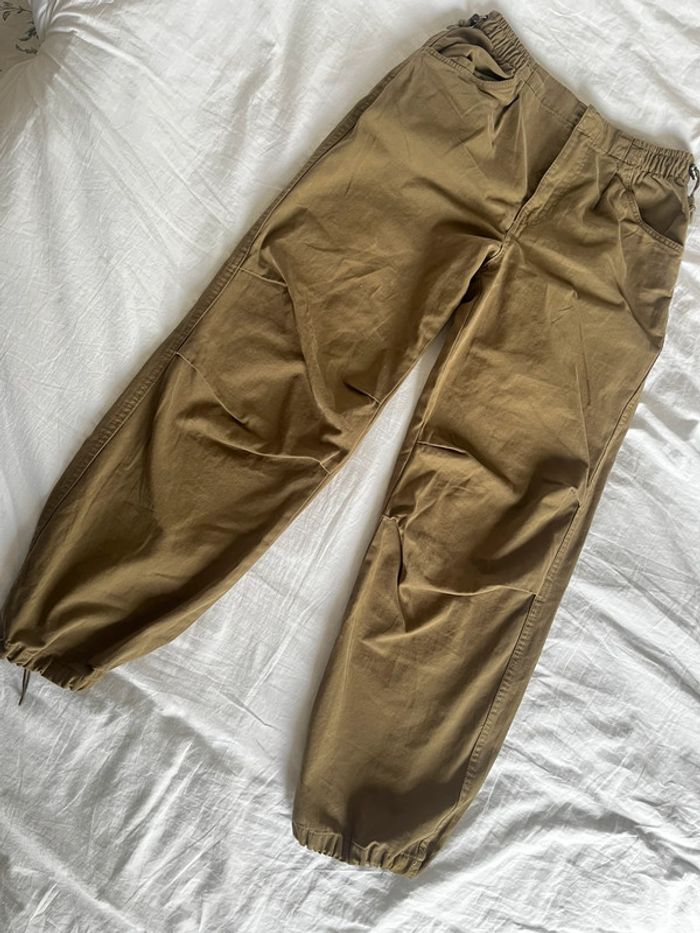 Pantalon parachute / cargo kaki foncé