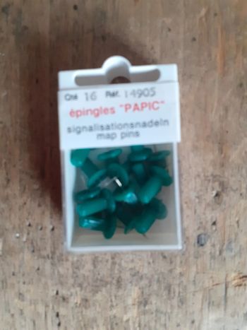 Neuf 16 épingles pour tableau liège