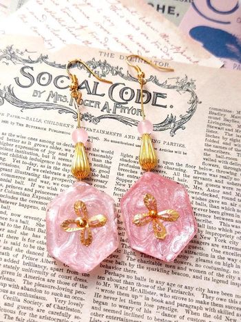 Magnifique paire de boucles d'oreilles pendantes, en résine