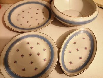 service assiettes et plats fleuris