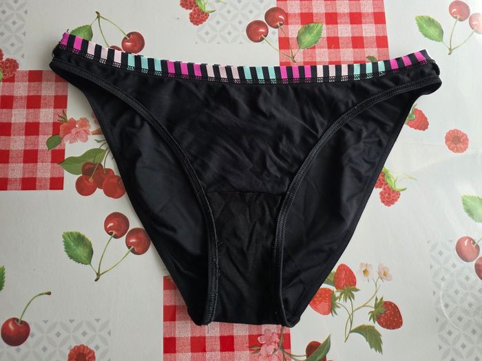 MAILLOT BAIN FEMME 2 PIÈCES NOIR /MULTICOLORE TAILLE 40 LE BAS ET LE HAUT TAILLE 90D MARQUE HECHTER - photo numéro 3