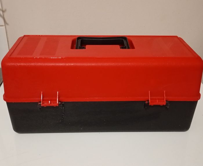 Caisse mallette pour diverses utilisations.Plastique rouge et noir . Poignée . Très bon état - photo numéro 6