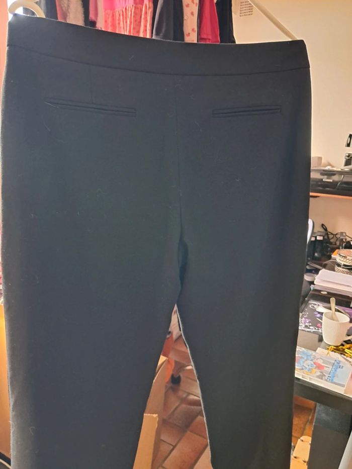 Beau pantalon noir NafNaf, poches italiennes, finitions satinées, fermeture côté T40/L - photo numéro 2
