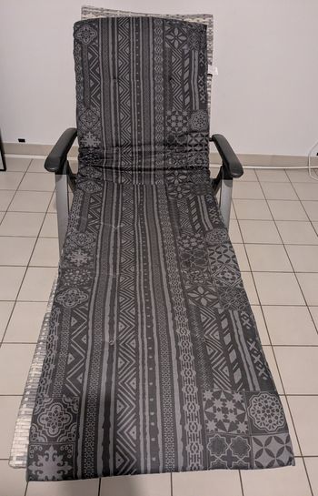 Chaise longue pliable avec matelas