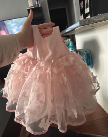 Vends robe plus gilet bébé trois mois