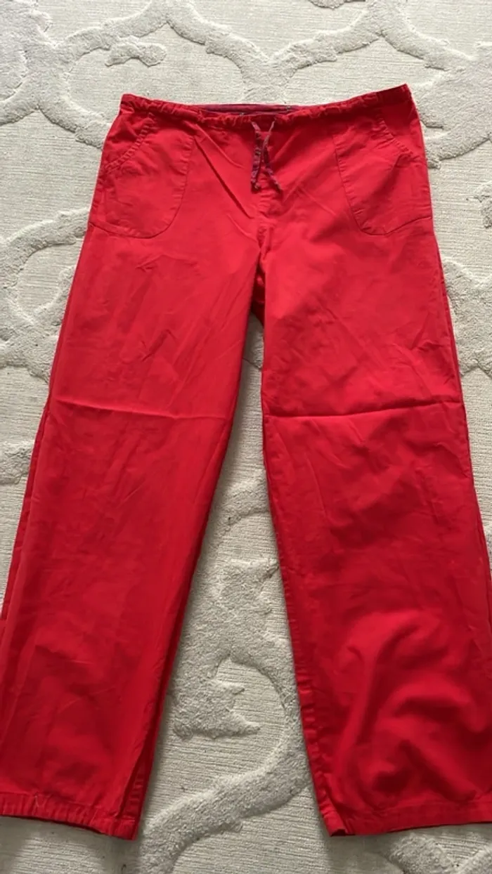 Pantalon rouge La Fiancée du Mékong – Taille 10A