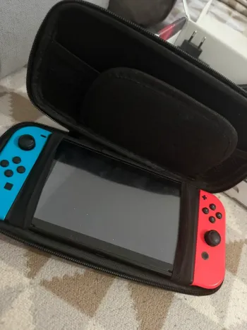 Pack Nintendo Switch V1 (Première Génération) avec de nombreux accessoires et housse de transport.