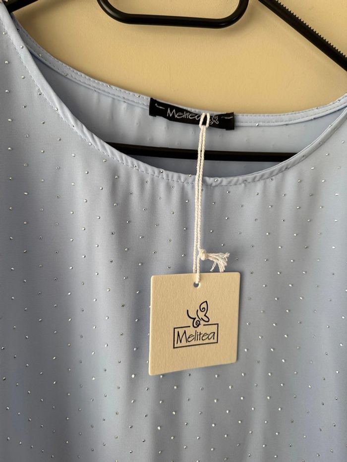 👕🌞Haut à strass bleu ciel clair été  - neuf avec étiquette- melitea - taille unique - photo numéro 3