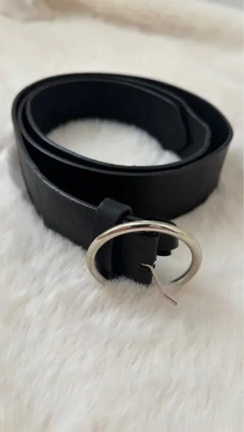 Ceinture noire avec boucle ronde argentée