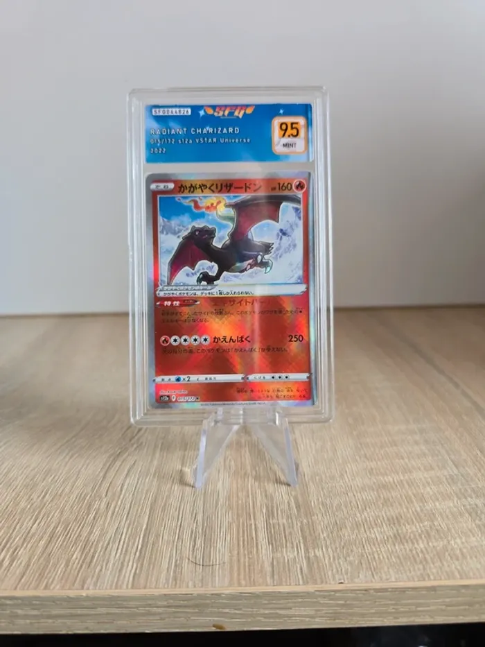 Carte gradée SFG Radiant Charizard 9.5 dracaufeu