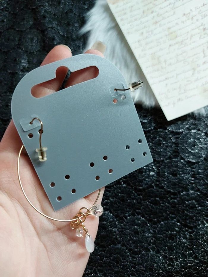 Magnifique paire de boucles d'oreilles pendantes doré avec perles blanches - photo numéro 6