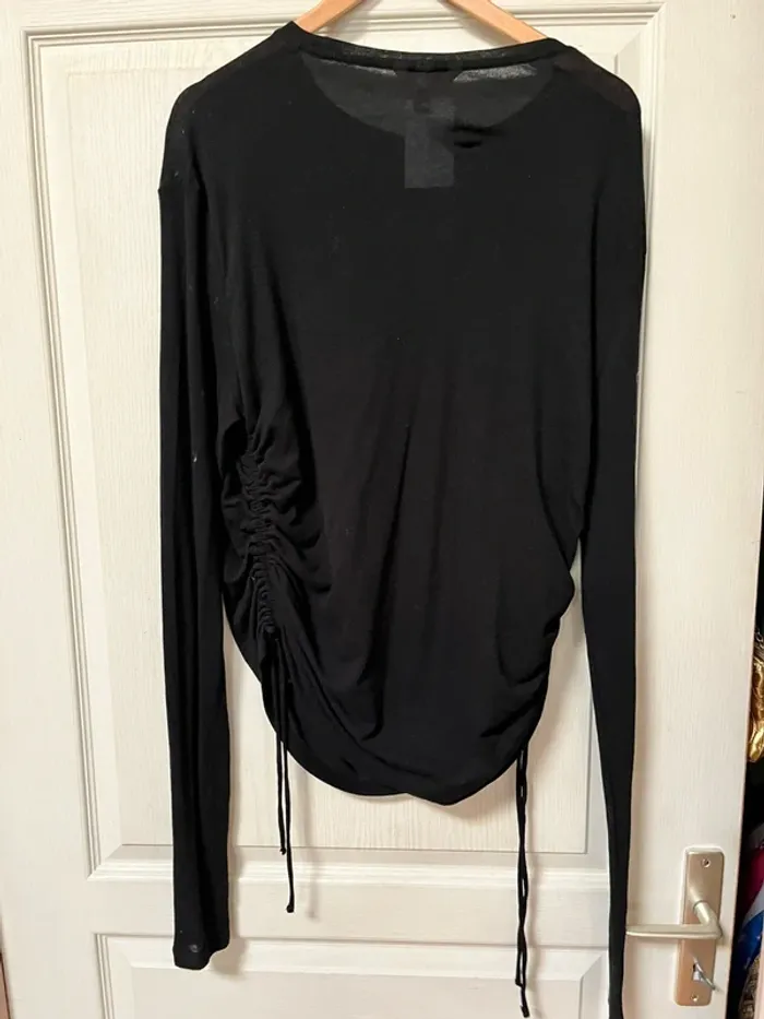Top Neuf - noir et fin -Taille XL - se resserre sur les côtés avec des fronces et 2 cordes noires - photo numéro 3
