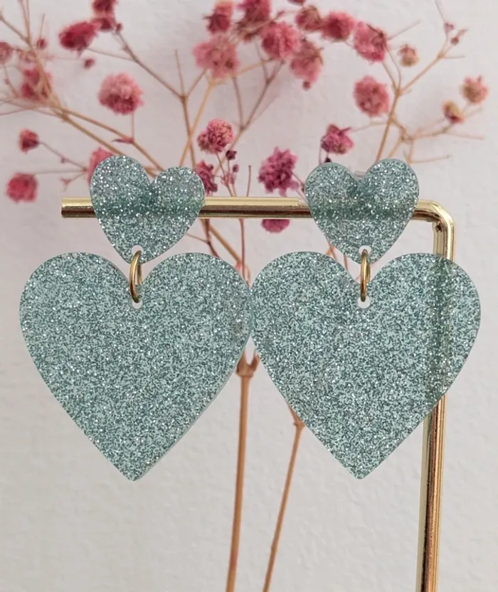 Boucles d'oreilles pendantes double cœur bleu paillettes