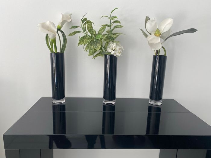 Vases en verre noirs avec fleurs incluses