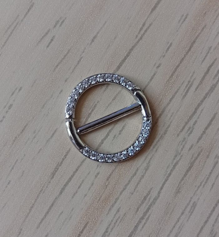 Piercing anneau téton strass