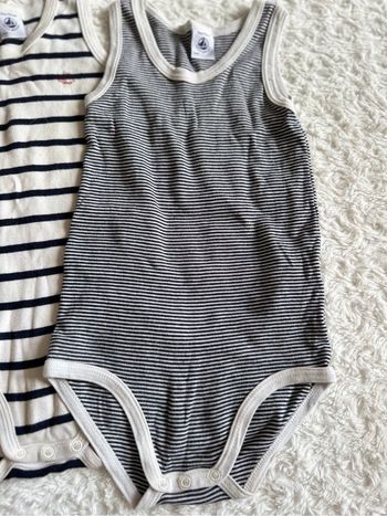 Lot de deux bodies sans manches 36 mois