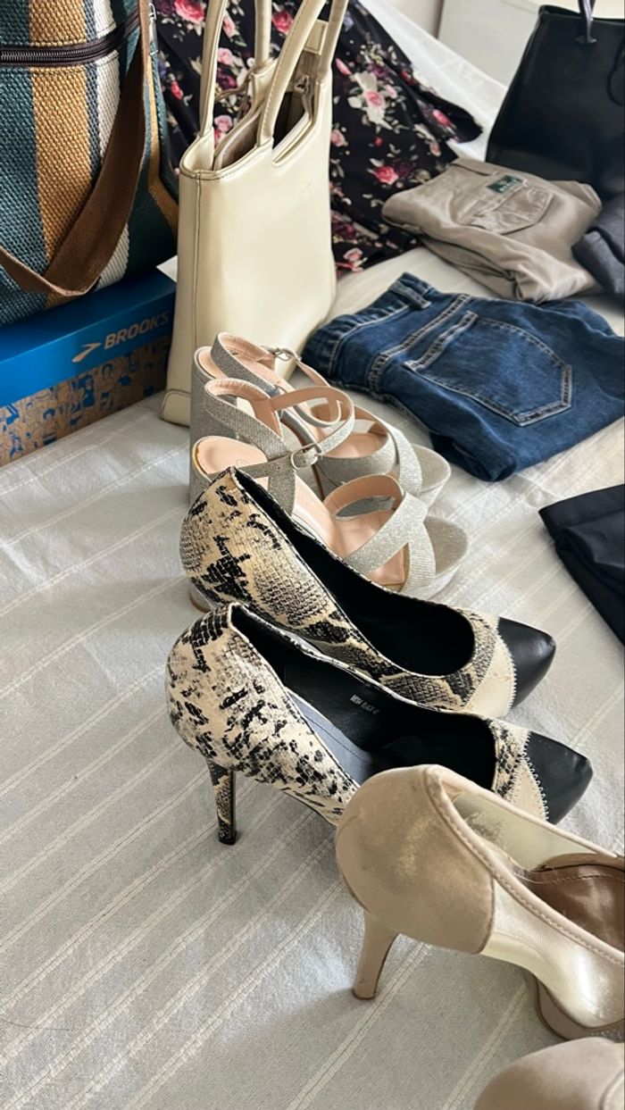 Lot de vêtements , sacs et chaussures - photo numéro 2