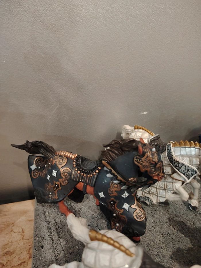 Lot figurines papo chevaux médiévaux maîtres des armes + dragon - photo numéro 6