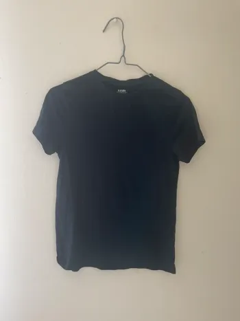 T-shirt noir de la marque Kiabi