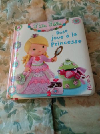 P'tite fille, rose joue à la princesse