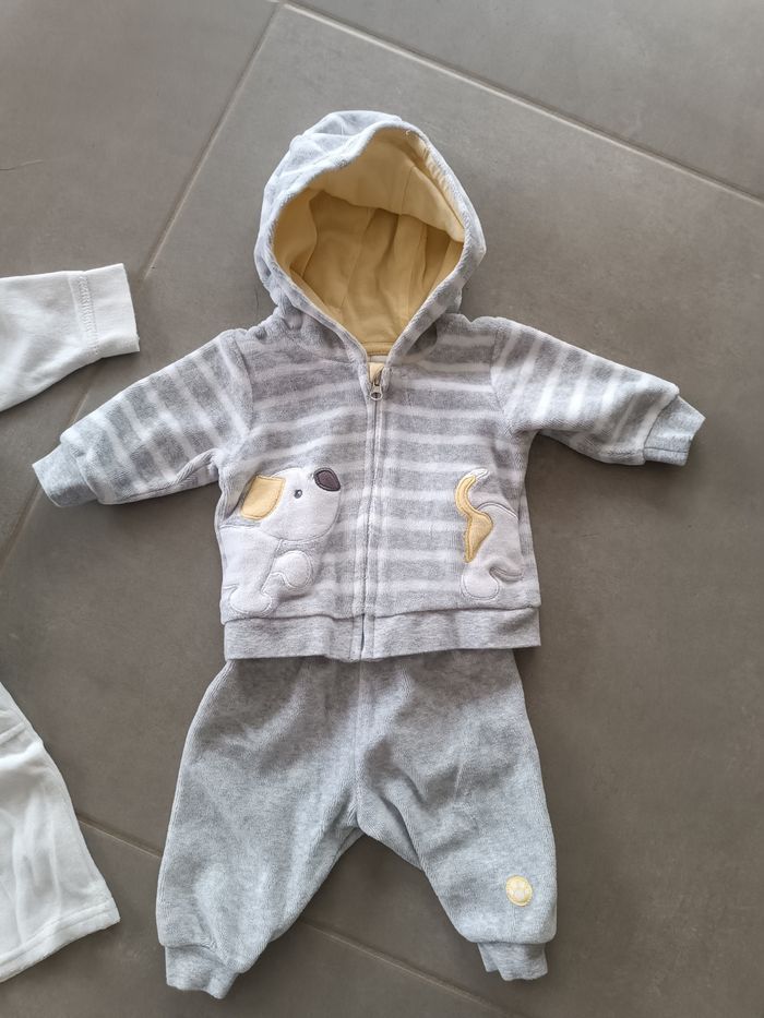 Lot 3 ensembles 1 mois dont un Disney - photo numéro 2