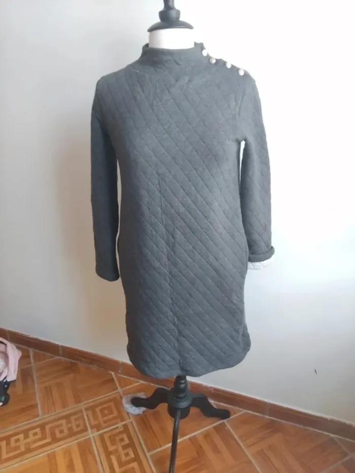 Robe molletonné Petit bateau ornée de 4 boutons métal argenté de  txs - photo numéro 4