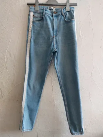 Jean bleu avec bande blanche Taille 40