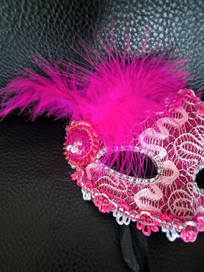 Masque de carnaval avec plumes et strass rose - photo numéro 2