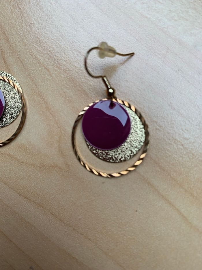 Paire de boucles d’oreilles, fantaisie, couleur, bordeaux et dorée - photo numéro 2