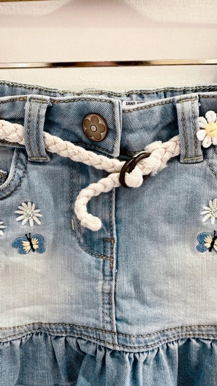 Jupe en jean bleu clair avec des fleurs - photo numéro 2