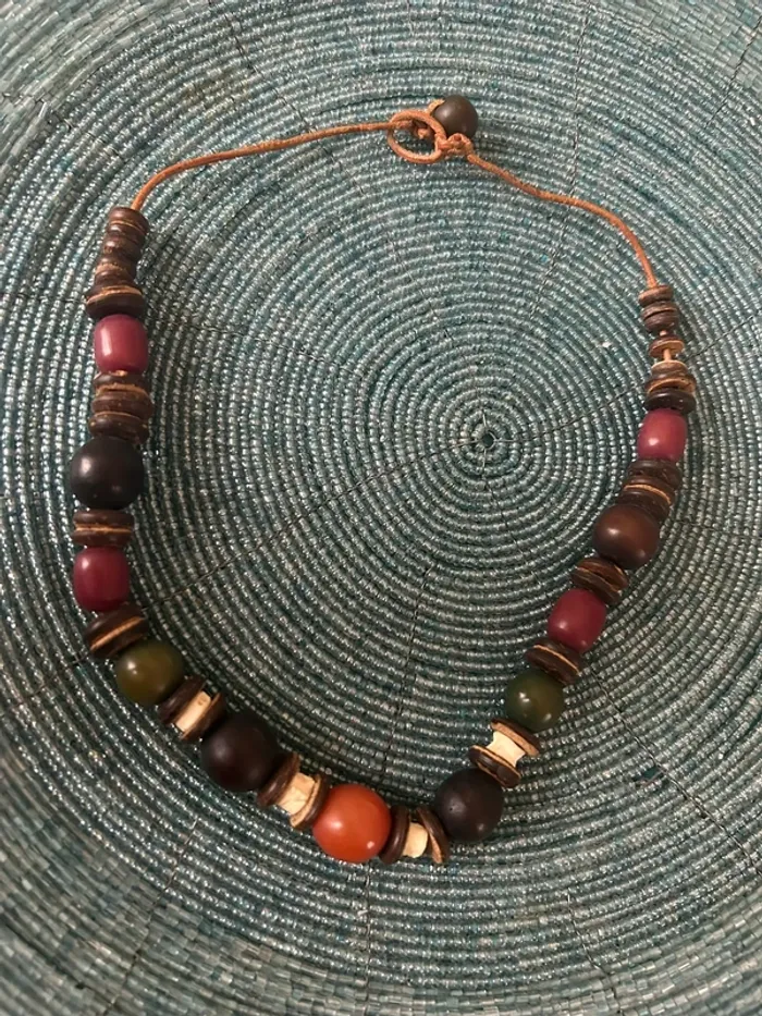 Collier en perles de résine et bois - photo numéro 2