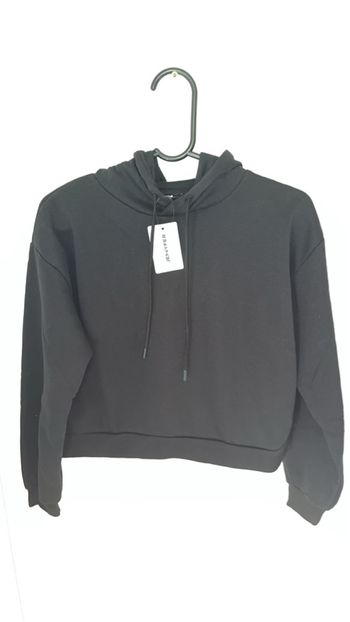 Pull court à capuche noir Jennyfer